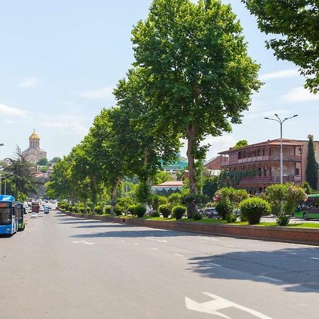 Modern Apartment In The Heart Of Old Тбилиси Экстерьер фото
