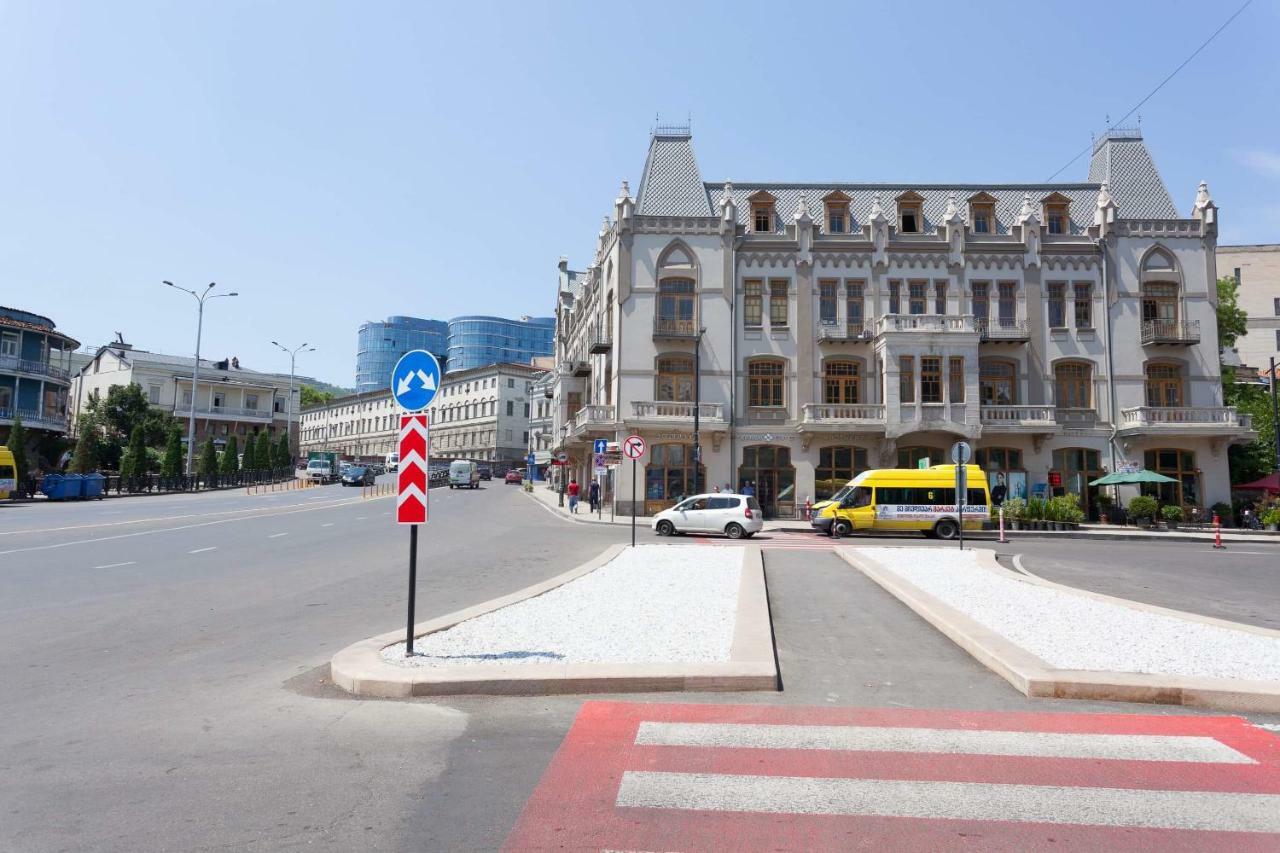 Modern Apartment In The Heart Of Old Тбилиси Экстерьер фото